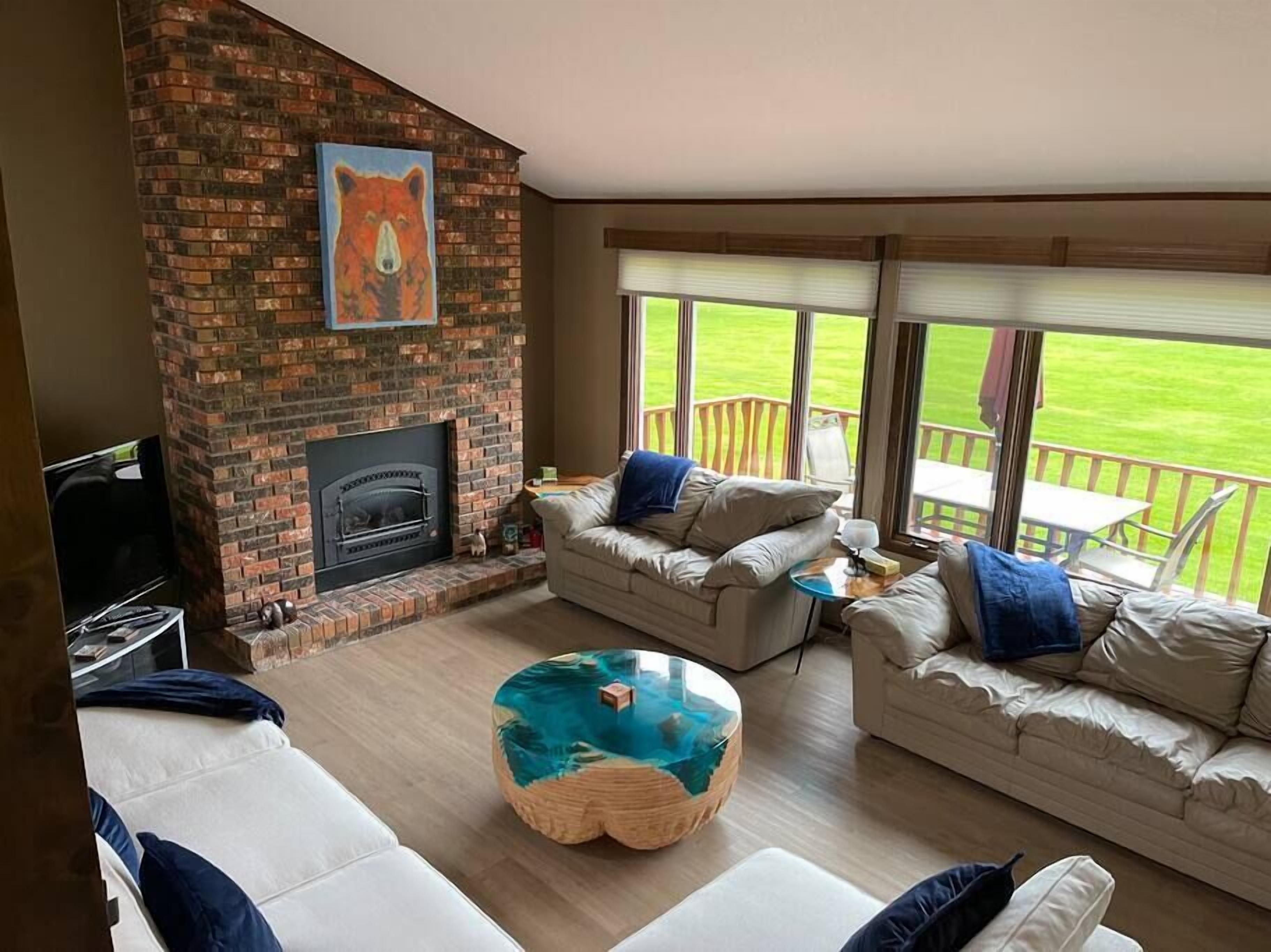 Glacier retreat! 2BR/2BA 4 E-bikes ON Golf Course