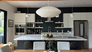 Frigorífico, microondas, horno y placa de cocina