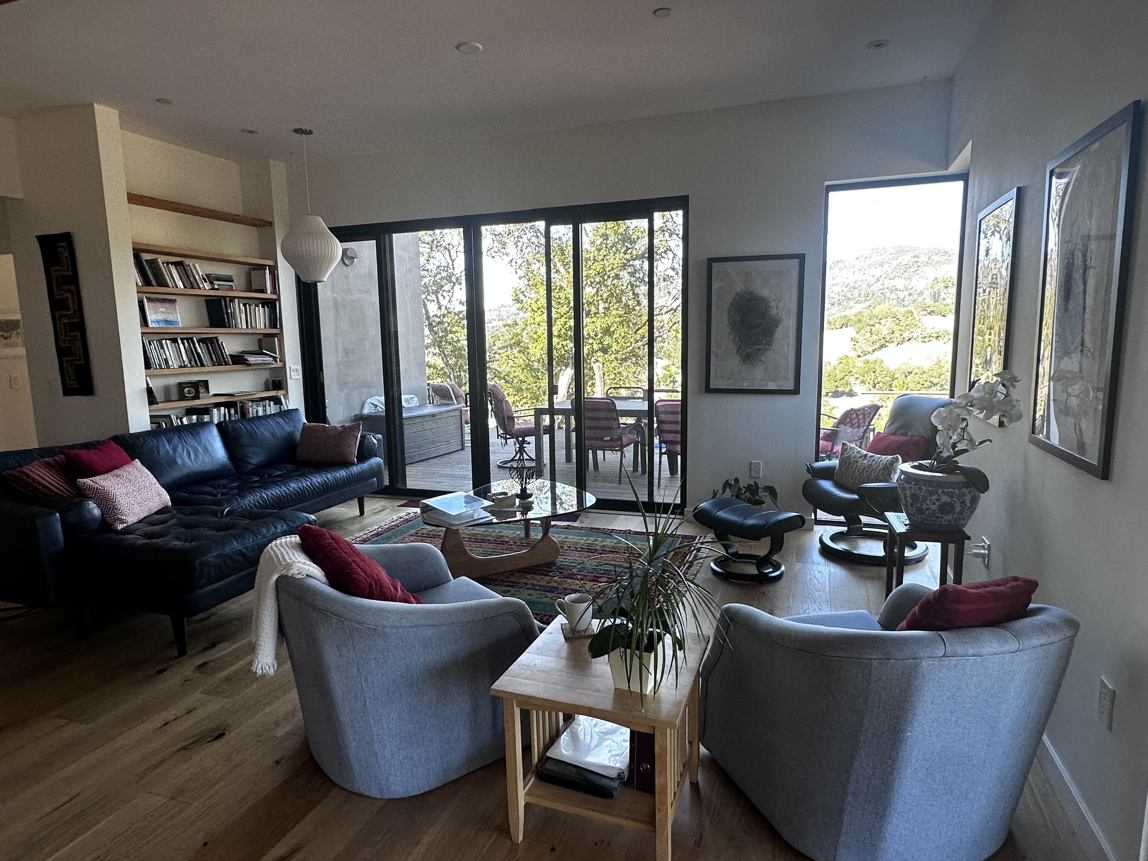 Smart-tv, eldstad, böcker och en stereo