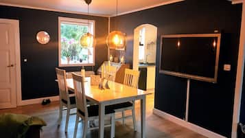 Villa, 3 Bedrooms, Patio, Garden View | Dining room