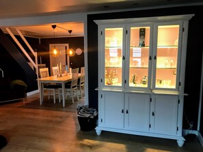 Villa, 3 slaapkamers, patio, uitzicht op tuin | Woonkamer | Boeken