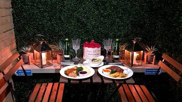 Apartment, 1 Bedroom, Hot Tub | Dining