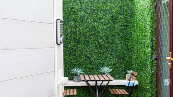 Apartment, 1 Bedroom, Hot Tub | Dining