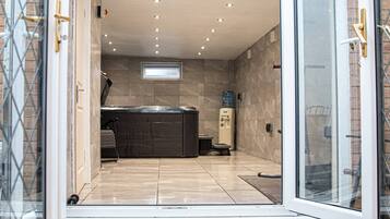 Apartment, 1 Bedroom, Hot Tub | Interior