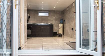 Private Hot Tub, Sauna, Ice Bath Gym Apartment