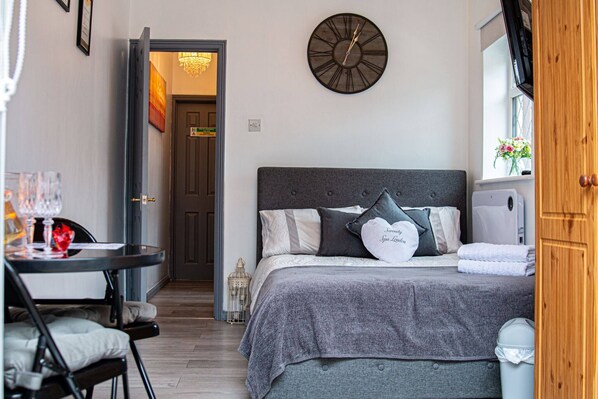 1 室のベッ�ドルーム、旅行用ベビーベッド、WiFi、ベッドシーツ