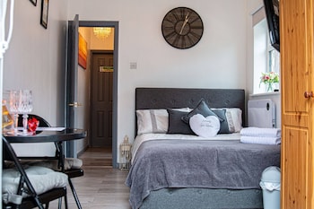 Private Hot Tub, Sauna, Ice Bath Gym Apartment