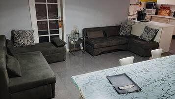 Hus - 5 sovrum - terrass - utsikt mot trÀdgÄrden | Restauranger