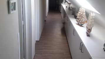 House, 5 Bedrooms, Terrace, Garden View | Koridor