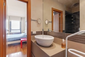 Appartement, 1 chambre, balcon, vue sur la ville | Salle de bain