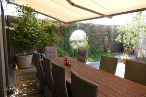 Appartamento, 1 camera da letto, balcone, vista città | Ristorazione all'aperto