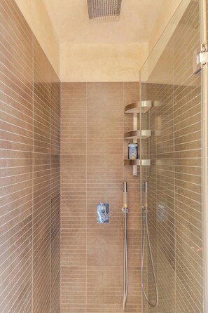 Apartment, 1 Bedroom, Balcony, City View | Bathroom
