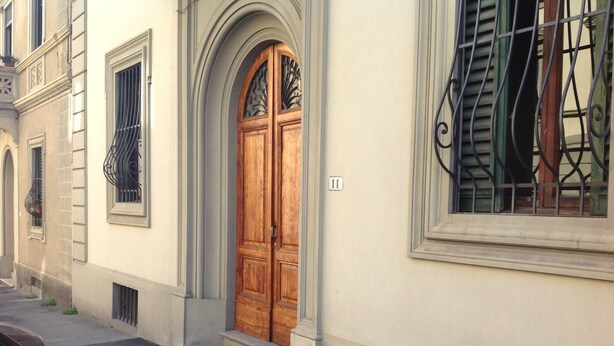 Front of property - Single Room With Kitchenette Close To City Centre (Florence)