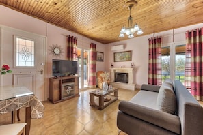Villa, 2 Bedrooms, Smoking, Private Pool | Living room