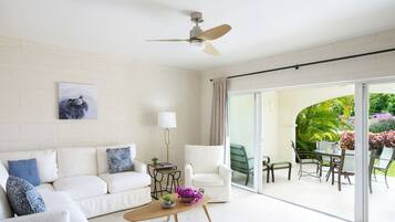 Apartment, 1 Bedroom, Patio, Garden View | Living area