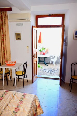 Room, 1 Bedroom, Patio | 1 bedroom, travel cot