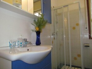 Apartment, 2 Bedrooms, Balcony, City View | Bathroom amenities