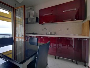 Apartment, 2 Bedrooms, Accessible, Balcony | Private kitchen