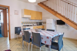 Apartment, 3 Bedrooms | Dining room