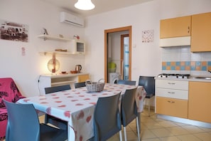 Apartment, 3 Bedrooms | Dining room