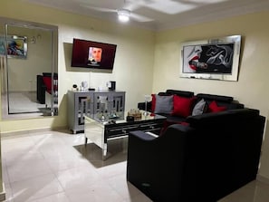 Apartment, 1 Bedroom, Patio, City View | Living room