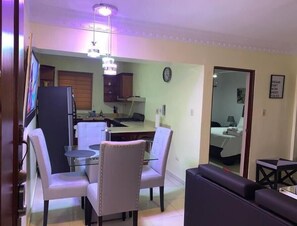 Apartamento, 1 quarto, varanda, vista para a cidade | Sala de jantar