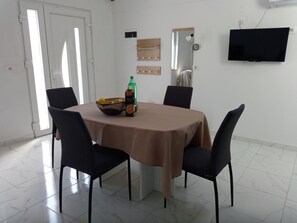 Ferienhaus, 2 Schlafzimmer, Raucher, Balkon | Speisen