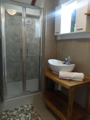 House, 2 Bedrooms, Smoking, Balcony | Bathroom