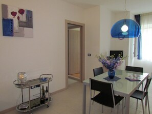 Appartement, 1 chambre, balcon, vue ville | Salle à manger