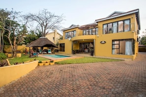 Kamar, 1 kamar tidur, Boleh Merokok, balkon | Kolam renang | Kolam renang outdoor