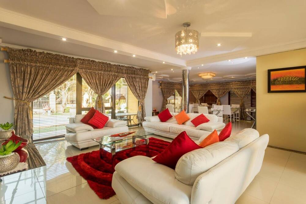 Room in Guest Room - Ezulwini Guest House - Standard Double Room With Balcony & Pool View, 2 Guests