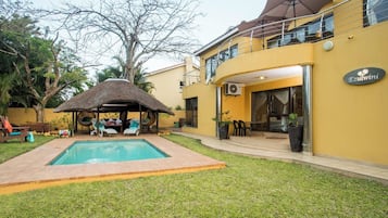 Habitación, 1 habitación, para fumadores, balcón | Alberca | Alberca al aire libre
