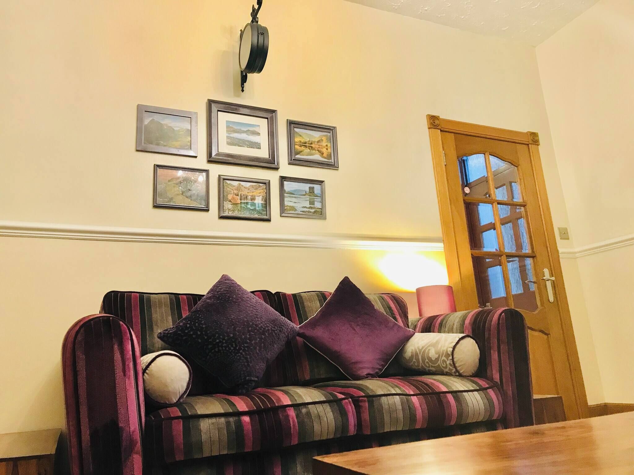 Apartment, 1 Schlafzimmer, Kamin, Gartenblick | Wohnbereich | Bücher