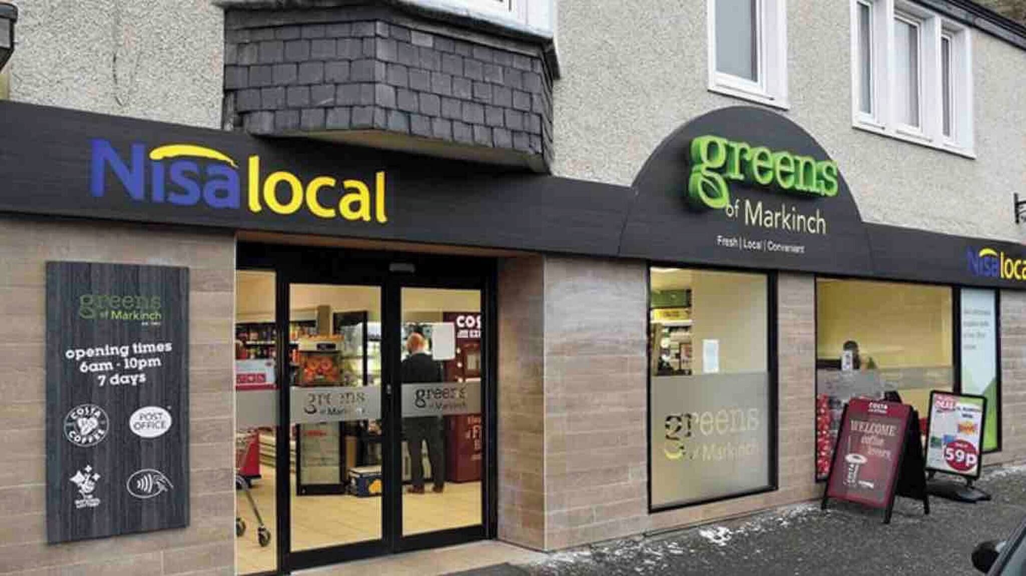 Fachada con letreros que dicen 'Nisa local' y 'greens de Markinch'.