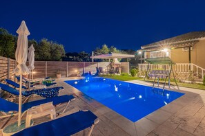 Huvila, 2 makuuhuonetta, tupakointi sallittu, yksityinen uima-allas | Uima-allas | Ulkouima-allas