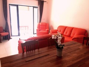 Apartment, 3 Bedrooms, Accessible, Smoking | Living room