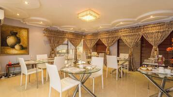 Room, 1 Bedroom, Accessible, Smoking | Dining