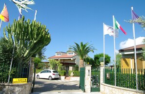 Apartment, 2 Bedrooms, Smoking, Patio | Property grounds