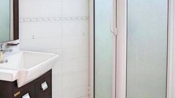 Apartment, 3 Bedrooms, Smoking, Private Pool | Bilik Mandi