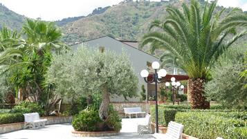 Apartamento, 2 habitaciones, fumadores, patio | Jardines del alojamiento