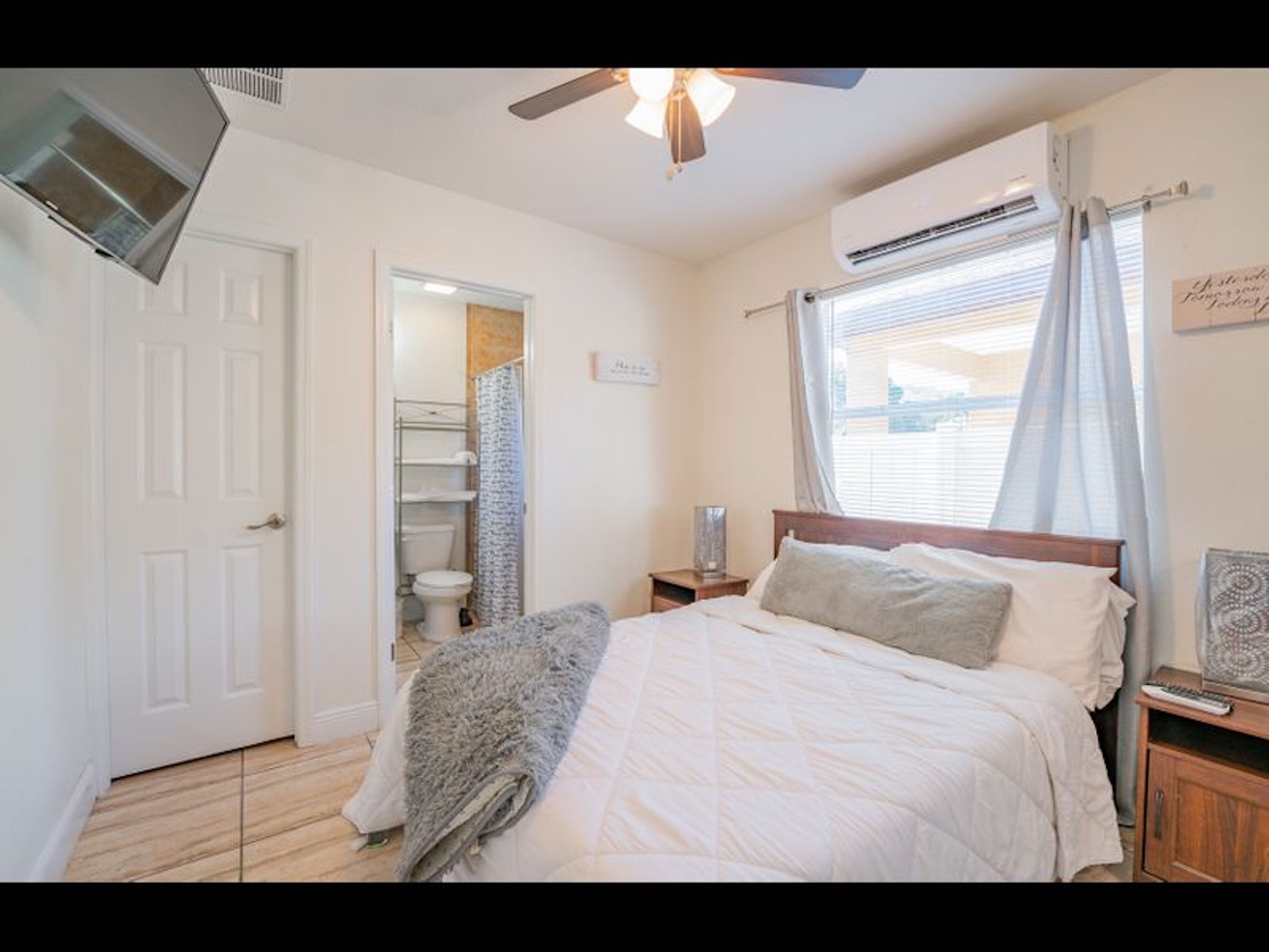 Room, 1 Bedroom, Accessible, Smoking | Room amenity