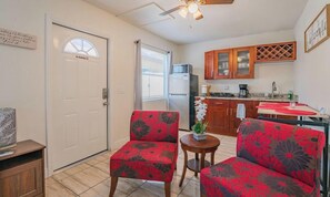 Room, 1 Bedroom, Accessible, Smoking | Living area