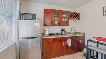 Room, 1 Bedroom, Accessible, Smoking | Dining