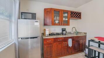 Room, 1 Bedroom, Accessible, Smoking | Dining