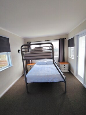 Family House | 3 bedrooms, iron/ironing board, free WiFi, bed sheets - Rehutai Beach House (Paihia)