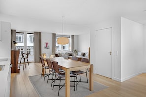 Apartment, 1 Bedroom, Balcony, City View | Dining