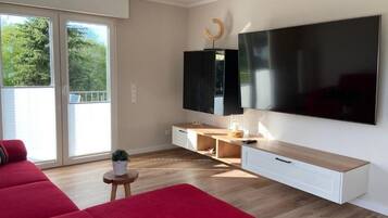 Chalet, 2 Bedrooms, Smoking, Balcony | Ruang tamu | TV skrin rata