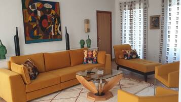 Villa, 3 Bedrooms, Accessible, Smoking | Living area | Books
