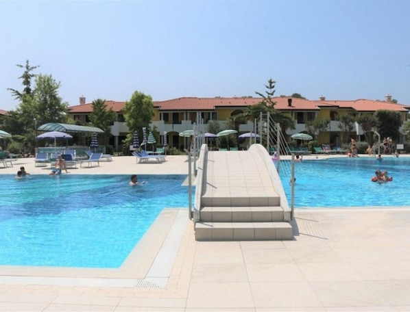 Apartment, 2 Schlafzimmer, Terrasse, Gartenblick | Pool | Außenpool