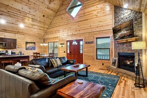 Smart TV, caminetto, videogiochi